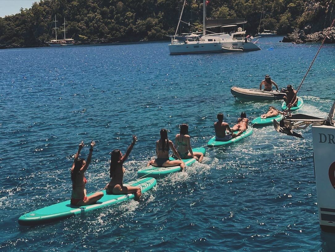 Sailors in Yellow Shorts: Yelkenli Tekne Partileriyle Göcek’te Eğlence
