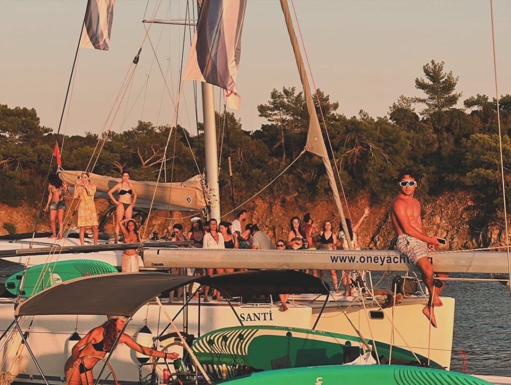 Sailors in Yellow Shorts: Yelkenli Tekne Partileriyle Göcek’te Eğlence