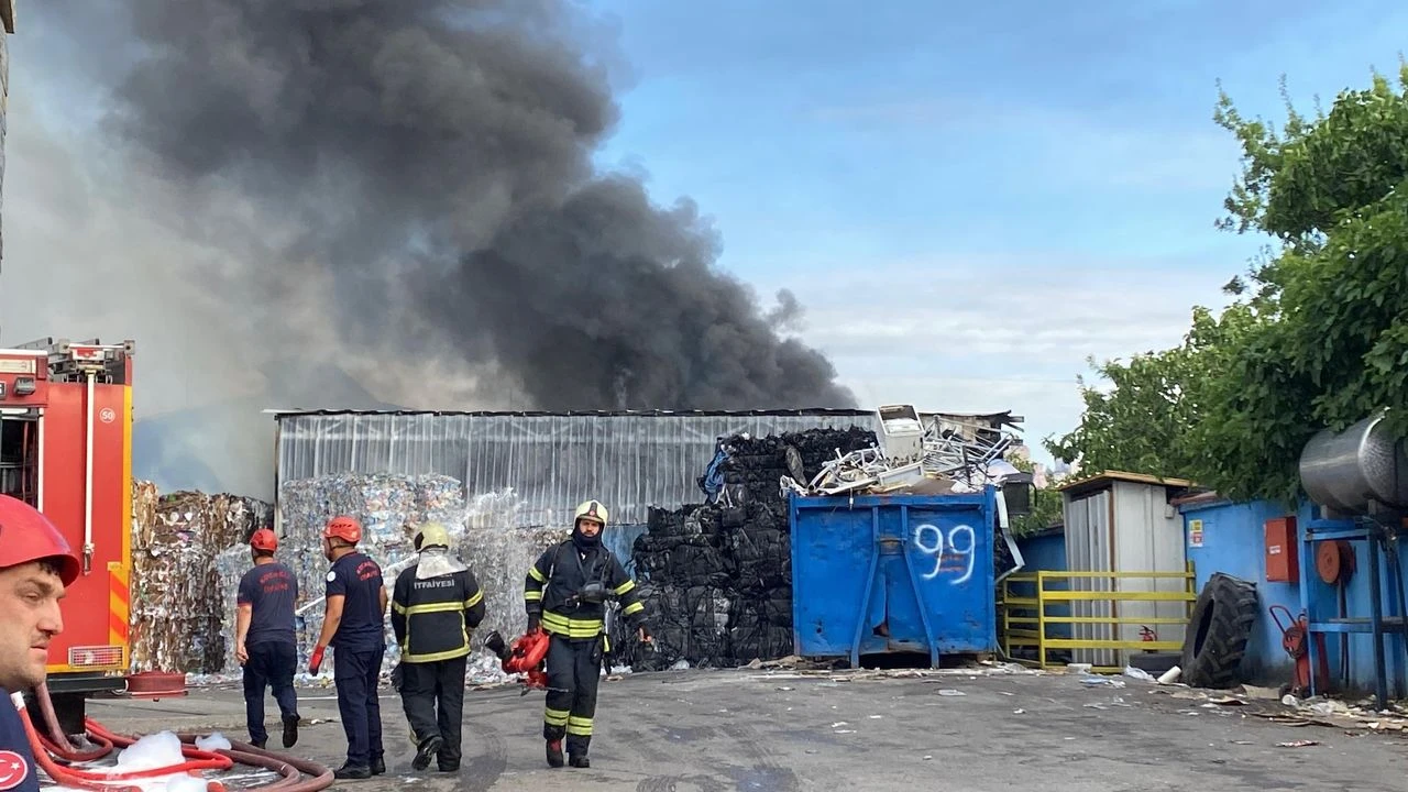 Kocaeli’de geri dönüşüm fabrikası alevlere teslim oldu.