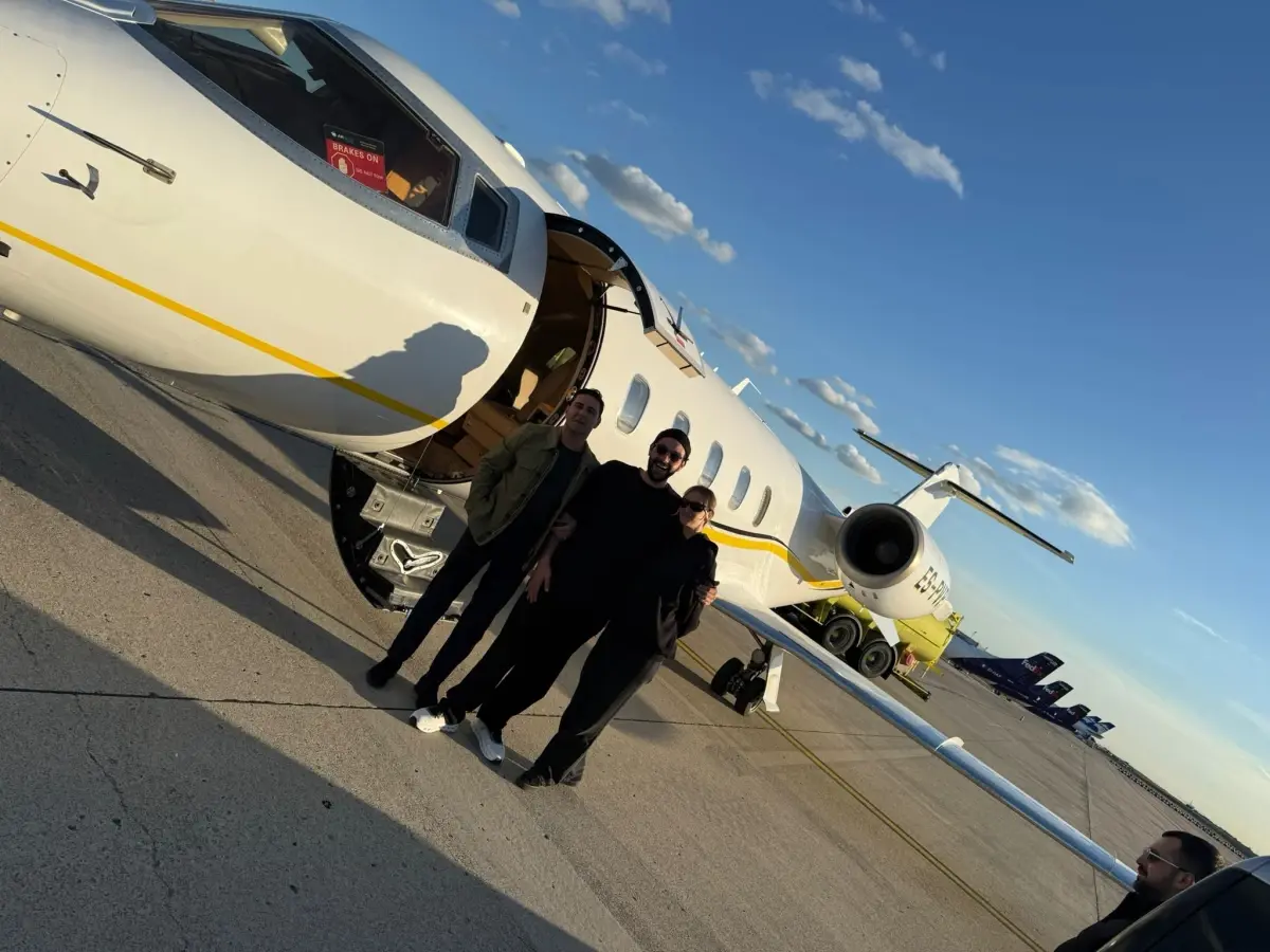 Didem Soydan, Öncü Sönmez ve Arkadaşları Özel Jetle Londra’da