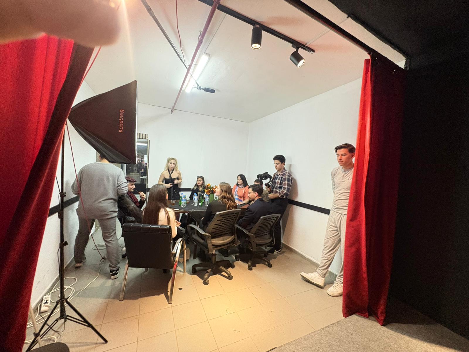 “3 2 1 KAOS” SETİNDE ORTALIK KARİŞTI: ABSÜRT KOMEDİ GERÇEĞE MEYDAN OKUYOR