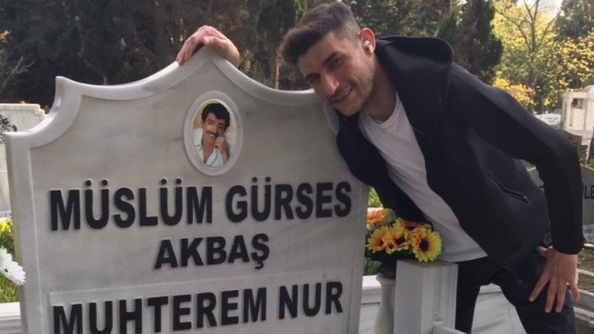 Kemal Ünlü’den Müslüm Gürses’in Mezarında Duygusal Anlar
