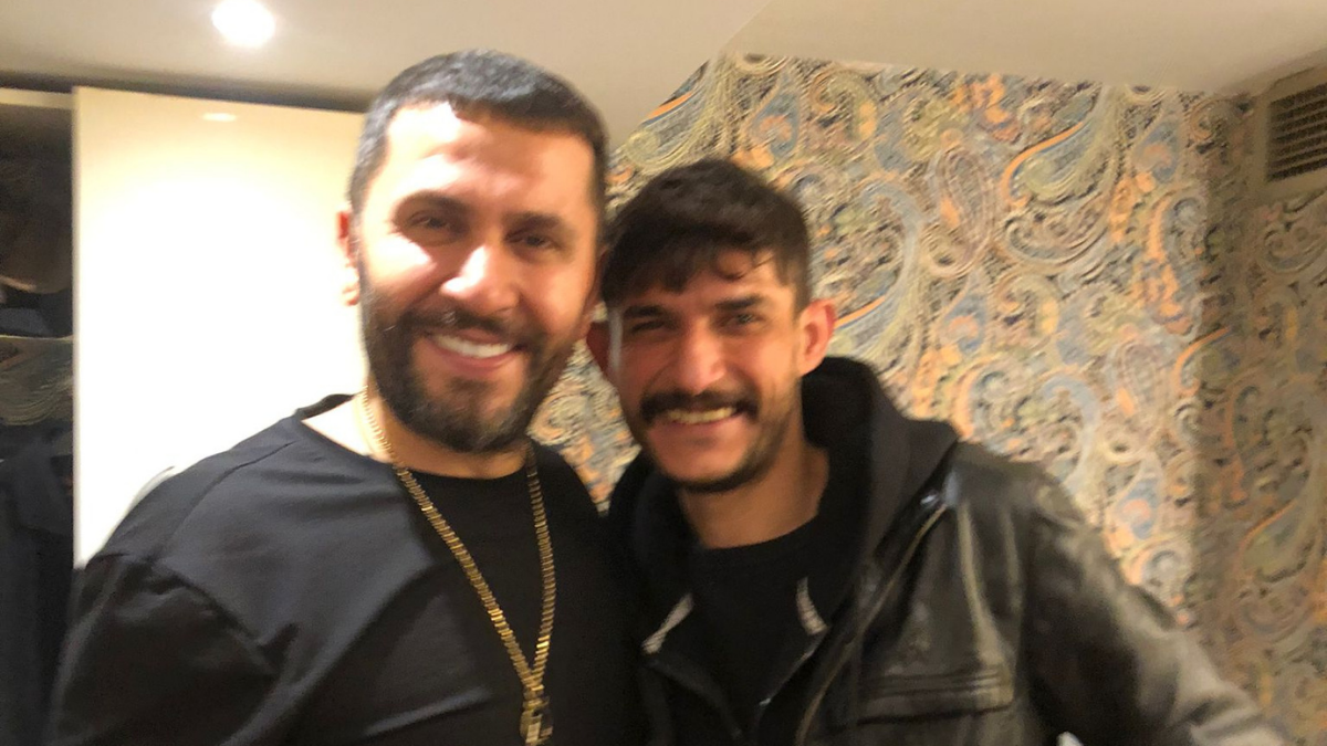 Kemal Ünlü ve Özgür Alter İstanbul Etiler Sahnesinde Büyüledi: Duygusal Anlar ve Coşkulu Performans