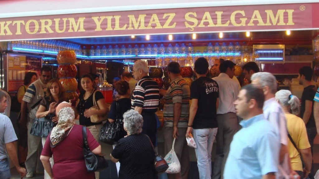 DOKTORUM YILMAZ ŞALGAMI GELENEKSEL LEZZETLERDE YILIN MARKASI SEÇİLDİ