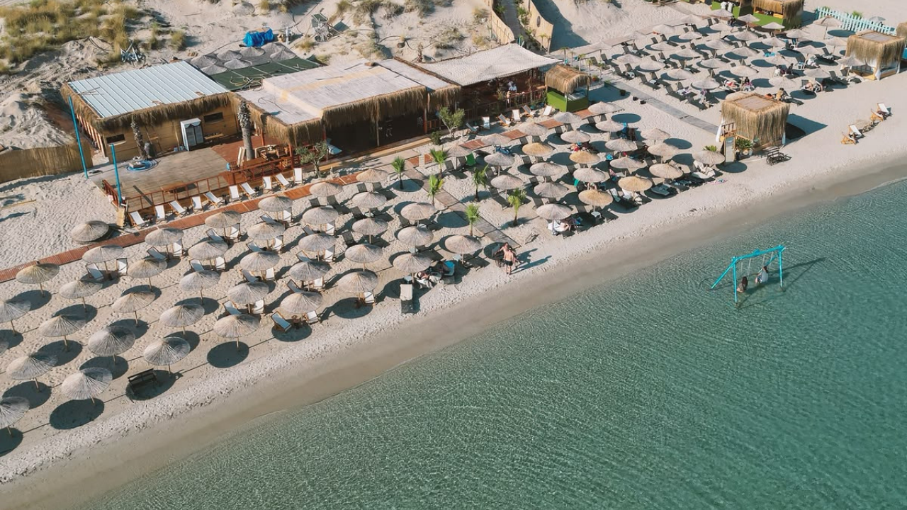 Çeşme’de Gün Batımı Bu Kez Müziğin Ritmiyle Karşılanacak: Seaside Beach’ten Yazın En Renkli Buluşması